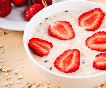 Oatmeal with strawberries